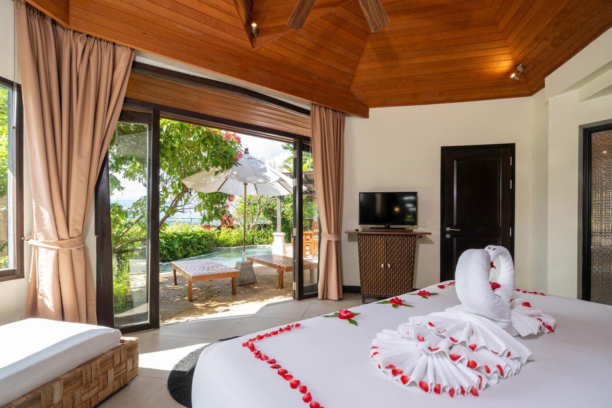 Indochine Resort&Villas - SHA Extra Plus Patong Exterior foto A bedroom at the resort